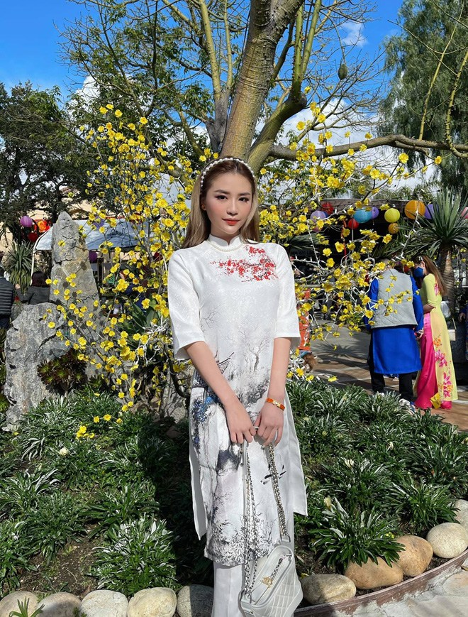 Hot girl Vương Hoàng Mai Diz hay còn gọi với cái tên Diz Vương (SN 2000) từng có thời gian nổi đình nổi đám cõi mạng khi học tại trường Marie Curie (TP.HCM).