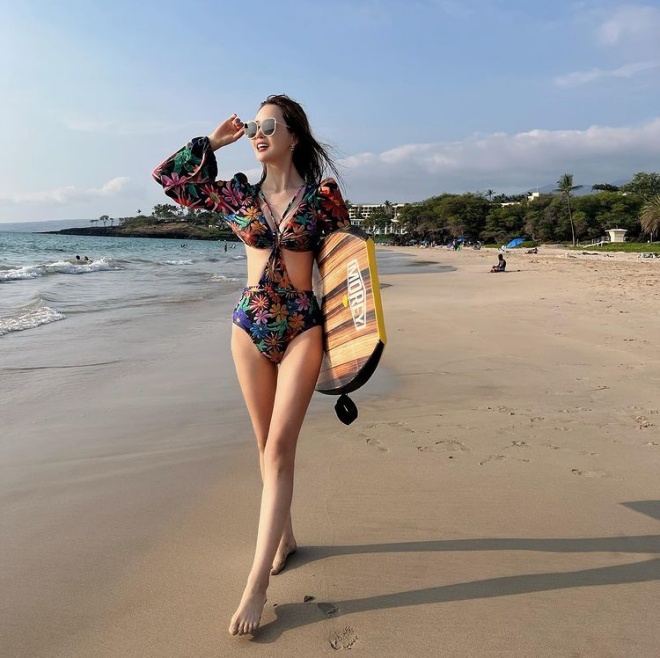 Lee Da Hae khoe body trên biển khi đi nghỉ cùng bạn bè.