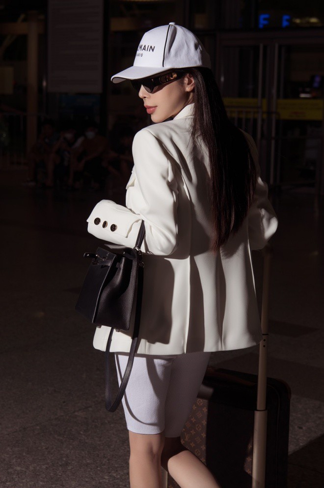 Hoàng Dung khoác lên người gần 1 tỷ đồng, amp;#34;chất lừamp;#34; tại sân bay để sang Anh lúc nửa đêm - 3