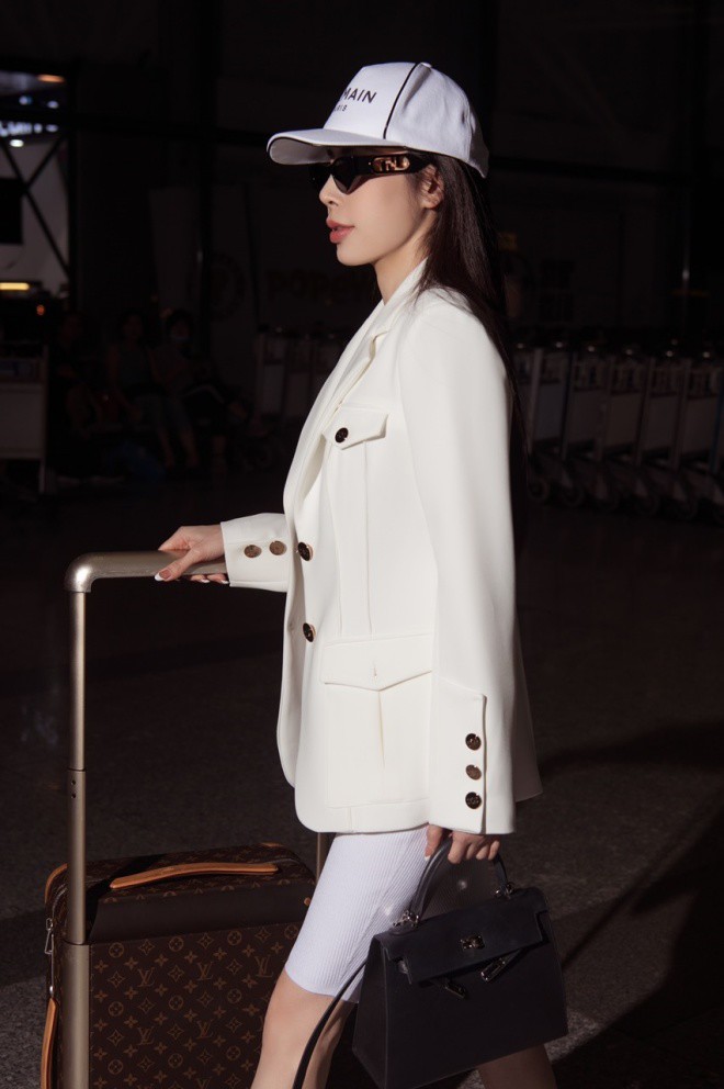 Vốn là tay chơi hàng hiệu có tiếng, nàng Hậu trổ tài phối đồ ấn tượng. Được biết, cô khoác lên mình những món đồ với tổng giá trị hơn 800 triệu đồng, trong đó có túi Hermes 600 triệu, điện thoại Vertu 120 triệu...