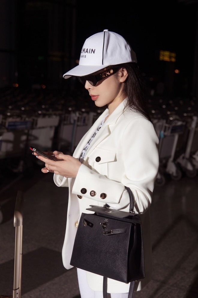 Trước giờ lên đường sang London, ngày nào Hoa hậu Hoàng Dung cũng bận rộn từ sáng đến tối.