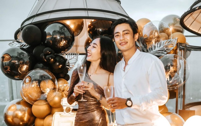 Bà xã Quốc Huy có nhan sắc xinh đẹp và thân hình quyến rũ. 