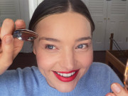Đẹp - Chỉ dùng 2 chiếc thìa để trang điểm, "thiên thần nội y" Miranda Kerr có đôi mắt đẹp long lanh