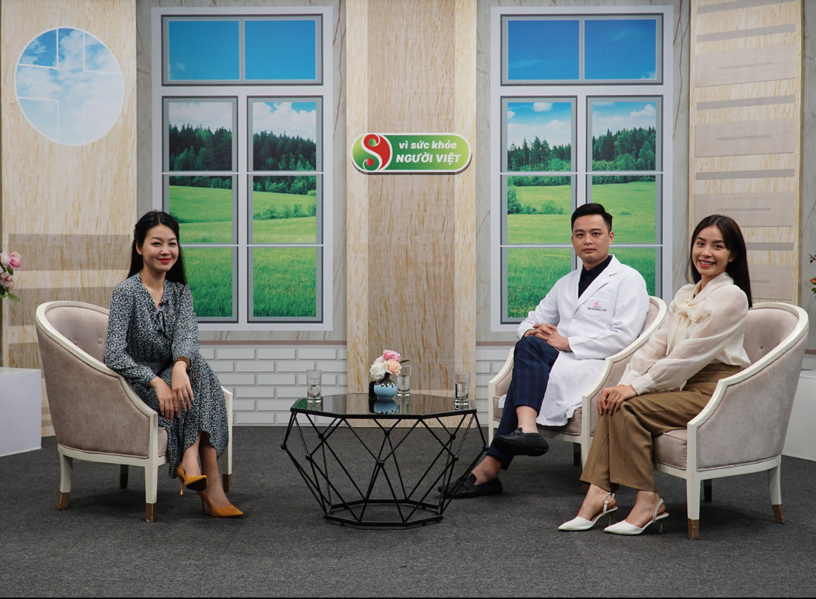 Hình ảnh bác sĩ Trần Doãn Lâm làm cố vấn chuyên môn trên chương trình “Vì sức khỏe người Việt”