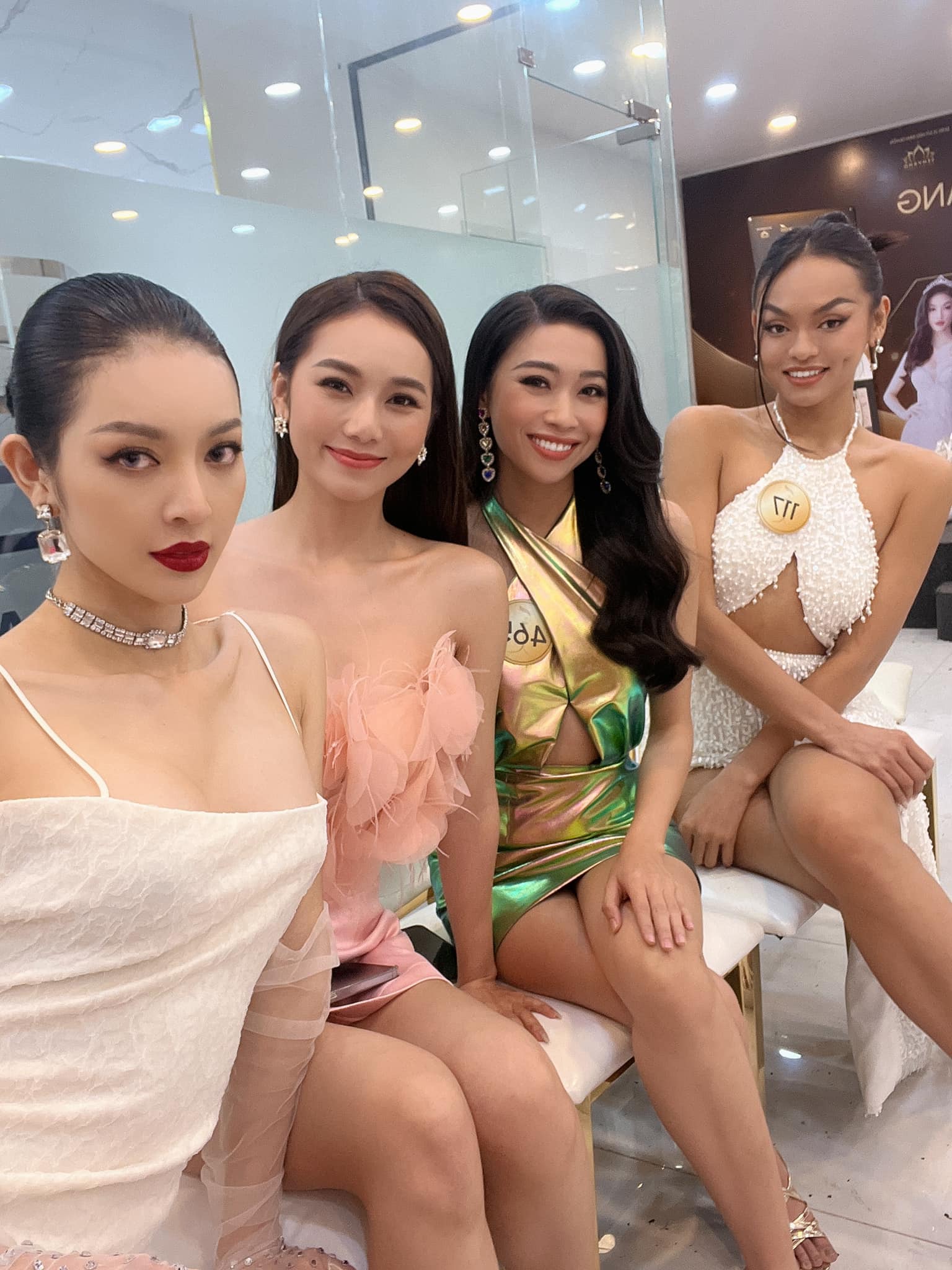 Thót tim trước màn catwalk trên đôi cao gót của amp;#34;Ba Lùi sún răngamp;#34; tại Miss Grand Vietnam - 5