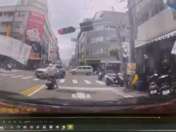  Clip: Bất ngờ gặp tai nạn trên trời rơi xuống khi dừng chờ đèn đỏ 