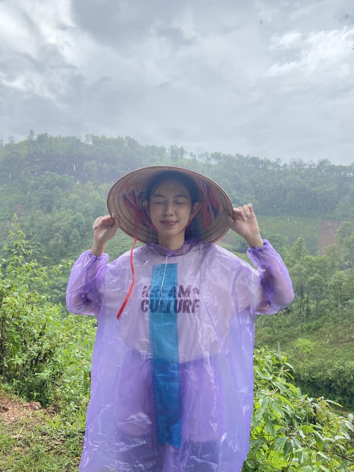 Bà hoàng áo mưa giá rẻ gọi tên Nguyễn Thúc Thùy Tiên, cất hàng hiệu diện món bình dân vẫn vẫn đẹp ngời ngời - 1