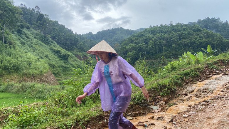 Bà hoàng áo mưa giá rẻ gọi tên Nguyễn Thúc Thùy Tiên, cất hàng hiệu diện món bình dân vẫn vẫn đẹp ngời ngời - 6