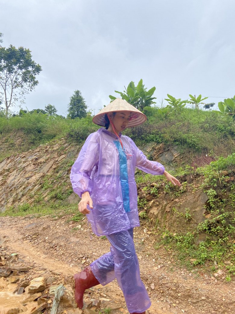 Bà hoàng áo mưa giá rẻ gọi tên Nguyễn Thúc Thùy Tiên, cất hàng hiệu diện món bình dân vẫn vẫn đẹp ngời ngời - 4
