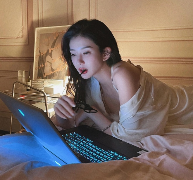 Cô không bị bắt giam vì chỉ là bạn tình của nam tài tử Cổ kiếm kỳ đàm.