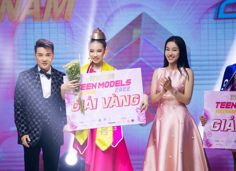 Mẫu nhí 13 tuổi cao 1m62 đạt giải vàng Teen Models: Bà trùm Hoa hậu chúc mừng, Midu - Võ Hoàng Yến nức nở - 1