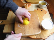 Sức khỏe - Dùng thớt gỗ có tốt hơn thớt nhựa? Chỉ với quả chanh và 4 bước, thớt gỗ sạch bong, khỏi lo nhiễm khuẩn