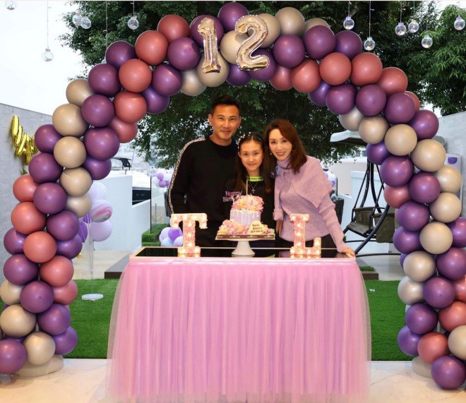 Nhiều người giật mình khi thấy cô bé quá giống bố.