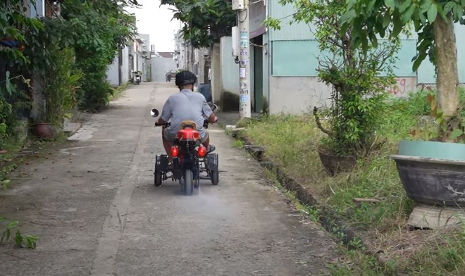 Dù ở tuổi gần 80 song ông Ngần vẫn có thể chạy xe do chính tay mình tự chế.