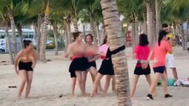 Sau vụ team building ở Cửa Lò, lại xuất hiện clip nhóm chị em văng áo ngực để lộ vòng 1 khi chơi team building ở Hạ Long gây phẫn nộ - 3