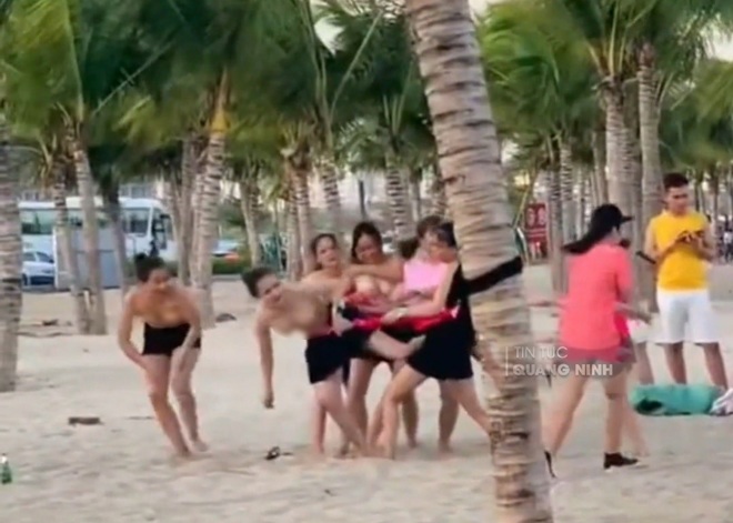Sau vụ team building ở Cửa Lò, lại xuất hiện clip nhóm chị em văng áo ngực để lộ vòng 1 khi chơi team building ở Hạ Long gây phẫn nộ - 1