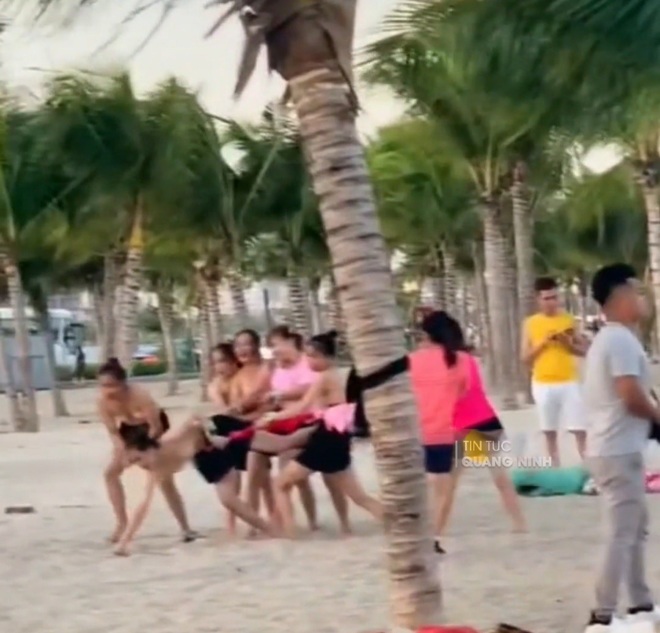 Sau vụ team building ở Cửa Lò, lại xuất hiện clip nhóm chị em văng áo ngực để lộ vòng 1 khi chơi team building ở Hạ Long gây phẫn nộ - 4