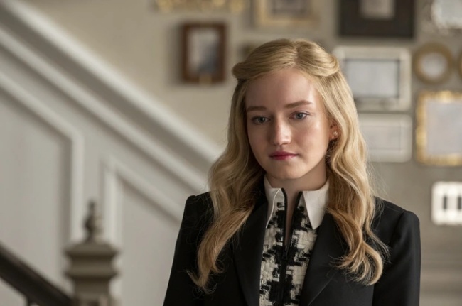 Julia Garner được đạo diễn tin tưởng giao vai thiên tài lừa đảo xuyên quốc gia.