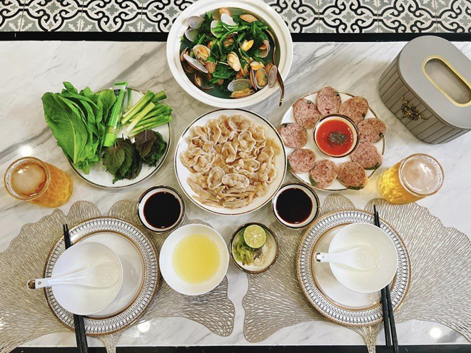 Phương Oanh bình thản khoe mâm cơm tự nấu đủ món giữa amp;#34;bão scandalamp;#34;, người xem bình phẩm ngoại hình của Shark Bình - 5