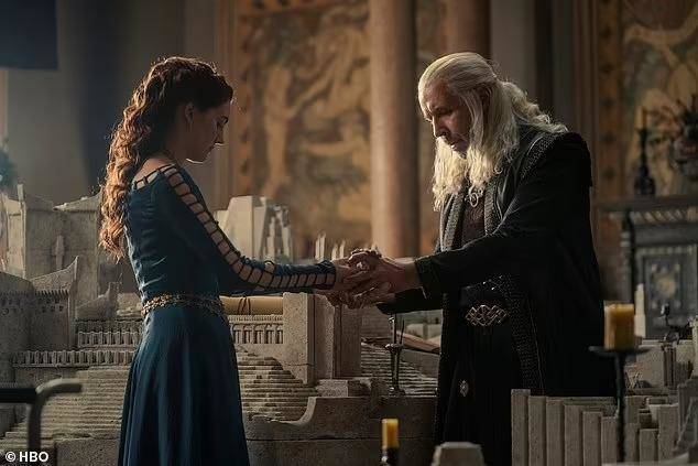 Emily Carey và Paddy Considine trong một phân đoạn của House of Dragon.