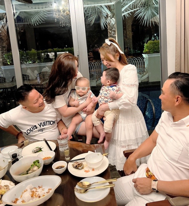 Tuy nhiên, tâm điểm của cuộc vui thuộc về 2 quý tử siêu đáng yêu. 