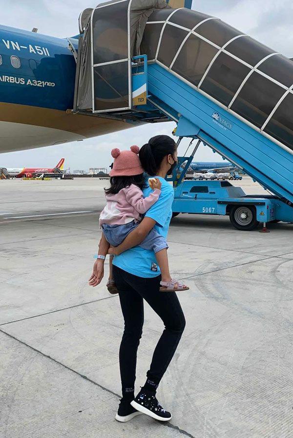 Con gái ở quê của Hamp;#39;Hen Niê đã 6 tuổi, được mẹ cho di chuyển bằng máy bay hạng thương gia - 10