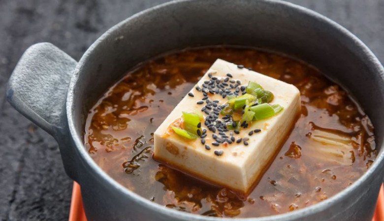 Vị ngọt dịu của đậu phụ khiến bạn có thể dễ dàng biến tấu nó thành nhiều món ngon, chẳng hạn như món đậu phụ hấp mềm kiểu Hàn này. Ảnh: The Washington Post