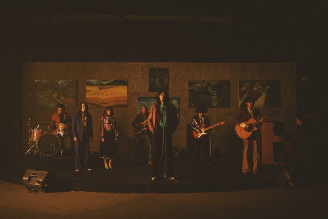 MV Diễn viên tồi đưa người xem bước vào một căn phòng đầy những bức tranh, thưởng thức buổi biểu diễn của Đen cùng Thành Bùi, nhóm bè và ban nhạc.