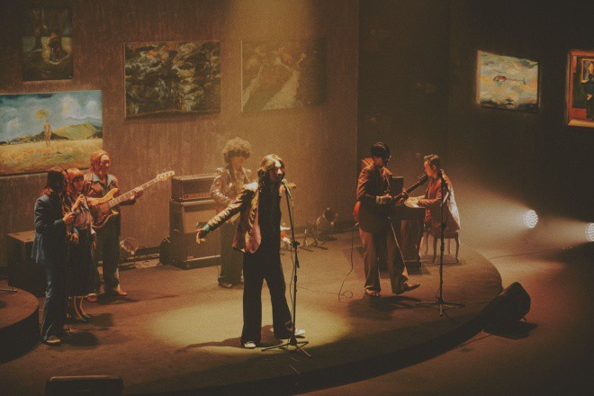 Không gian, ánh sáng trong căn phòng cũng như phong cách ăn mặc của mọi người đều mang hơi hướng của những năm 90. 