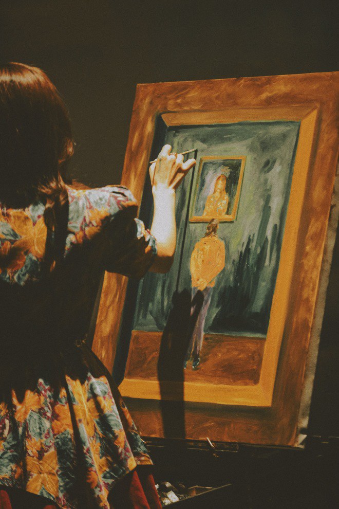 Sau đó, phía xa là hình ảnh một cô gái đang vẽ lại khung cảnh này. 