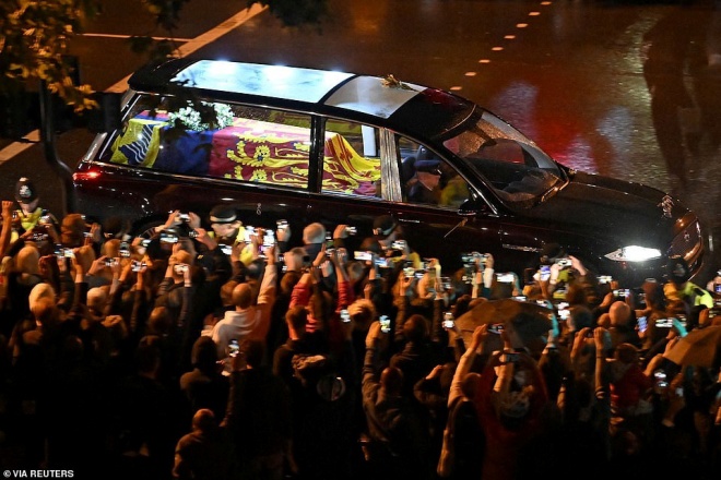 Chiếc xe được thiết kế trong suốt để mọi người có thể nhìn thấy Nữ hoàng.