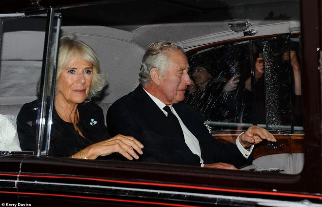 Vua Charles và Vương hậu Camilla đến cung điện từ khá sớm.