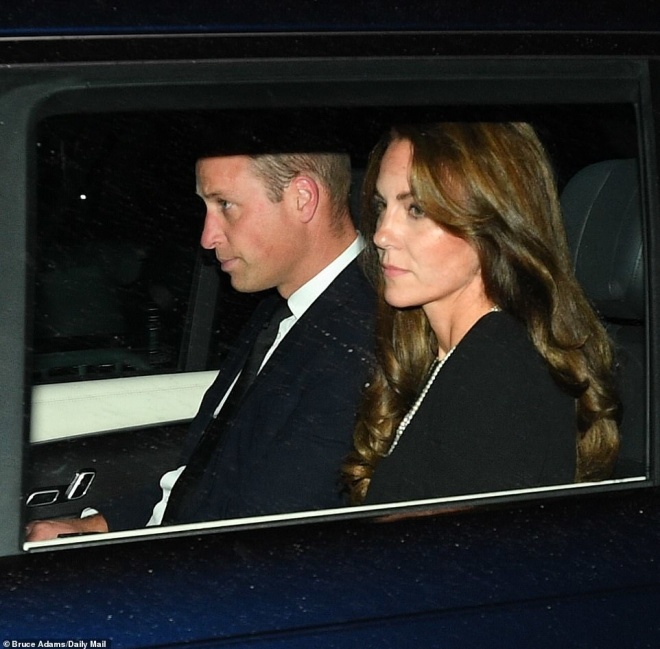 William và Kate cũng nhanh chóng đến cung điện.