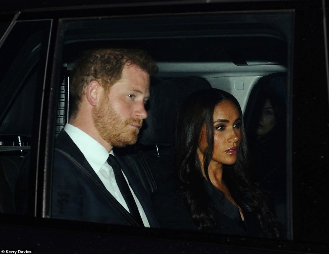 Harry và Meghan buồn bã xuất hiện.