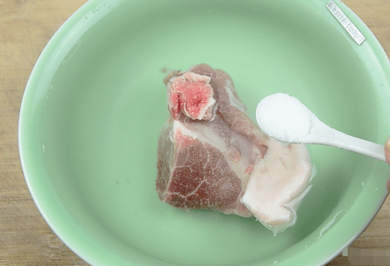 Thịt lấy ra từ tủ lạnh đông cứng như đá, dùng 2 thứ này thịt mềm ngay không tốn thời gian - 5