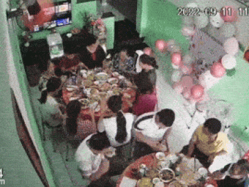  Clip: Sàn nhà bất ngờ sập lún khi đang ăn sinh nhật 