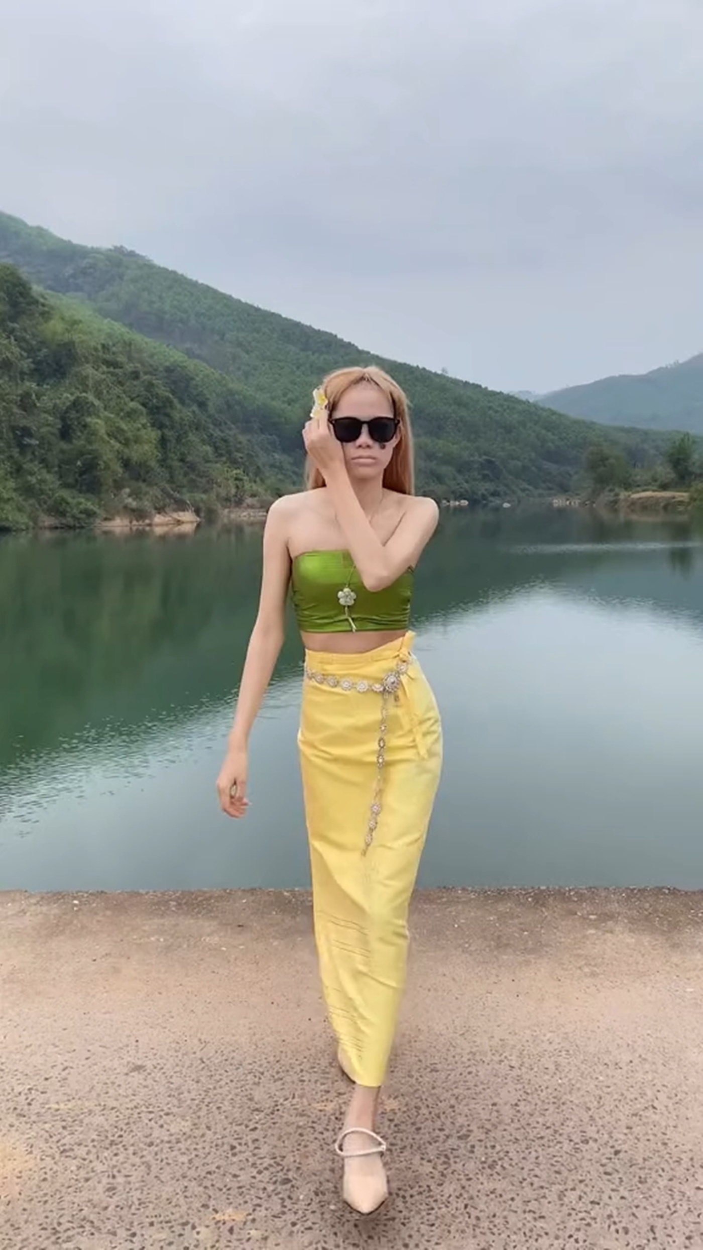 Biến hình khoe mặt xinh, nách trắng tinh, amp;#34;mỹ nhân Tik Tokamp;#34; gây lú chẳng biết là nam hay nữ - 3