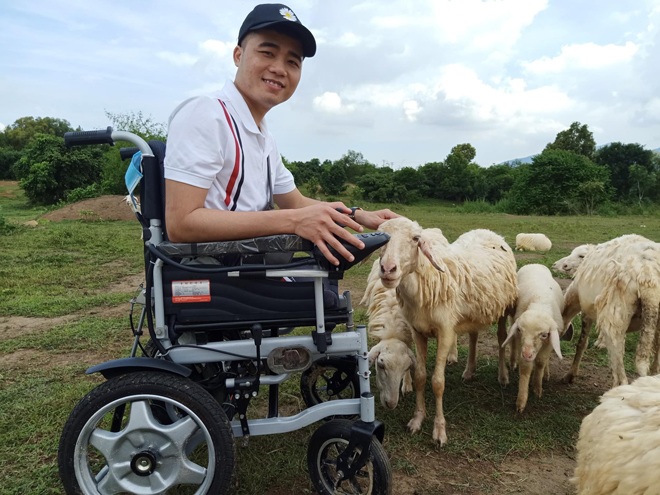 Chàng trai Đắk Lắk không chân cưới cô gái xinh đẹp, chuyện tình ít tháng khiến bao người bất ngờ - 1