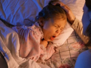 Trẻ ho nhiều về đêm có nguy hiểm? BS tiết lộ dấu hiệu cần đưa trẻ đi viện gấp