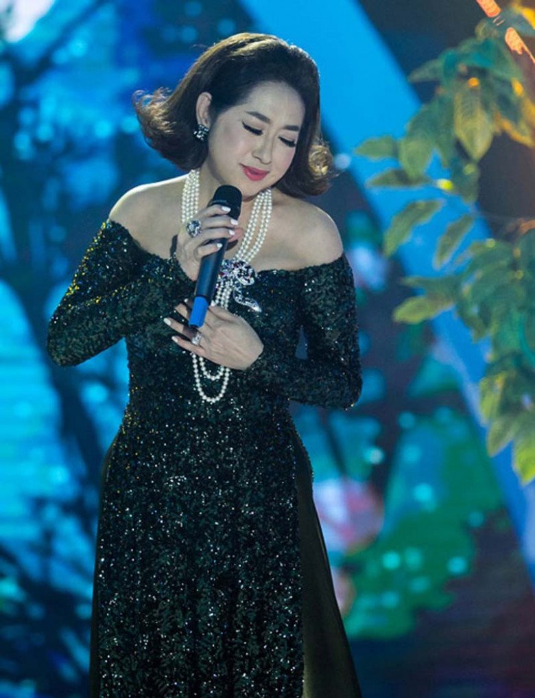 Nữ danh ca Việt Nam U70 vẫn diện đầm trễ vai, xuyên thấu gợi cảm kém gì gái trẻ - 9