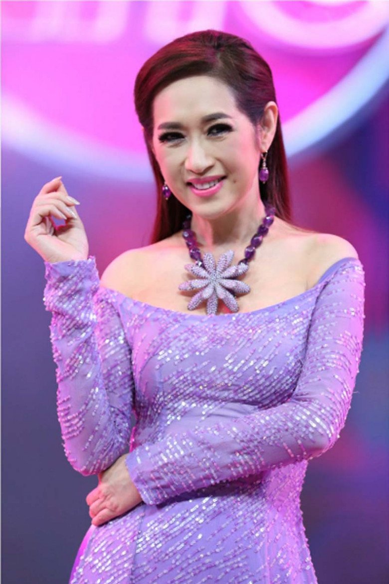 Nữ danh ca Việt Nam U70 vẫn diện đầm trễ vai, xuyên thấu gợi cảm kém gì gái trẻ - 10