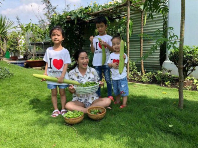 2 gia đình đông con bậc nhất showbiz Việt: Đều mua biệt thự rộng, thích trồng cây trái - 10