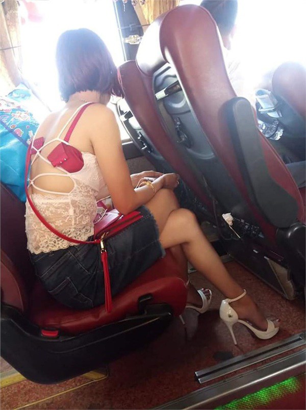 Bắt xe khách về quê, cô gái khiến người ngồi cạnh cũng ngượng chín mặt vì áo lót bung cúc - 2