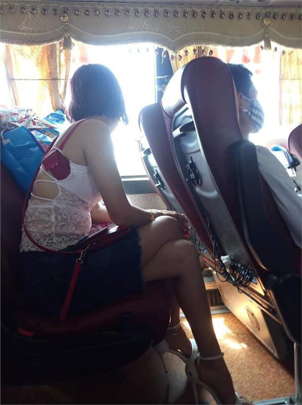 Bắt xe khách về quê, cô gái khiến người ngồi cạnh cũng ngượng chín mặt vì áo lót bung cúc - 3