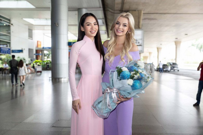 Đương kim Hoa hậu thế giới đẹp như công chúa tuyết ngoài đời thực khi lần hai trở lại Việt Nam - 9