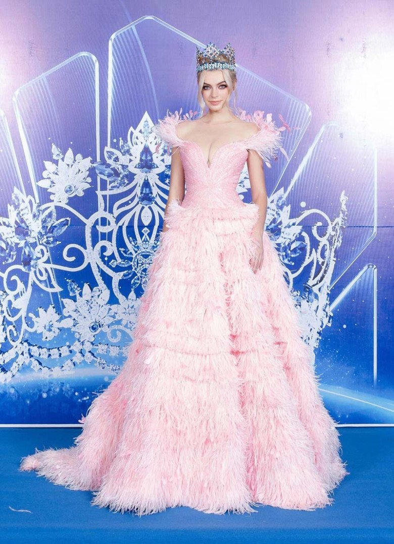 Đương kim Hoa hậu thế giới đẹp như công chúa tuyết ngoài đời thực khi lần hai trở lại Việt Nam - 11