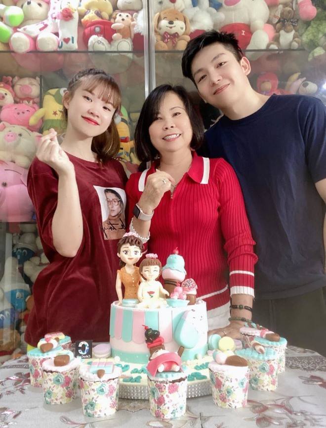 Ở tuổi U70, mẹ ruột Khởi My ngày càng trẻ đẹp, yêu đời. 