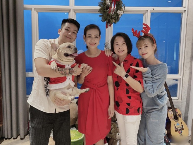 Vào mỗi dịp lễ Tết hay ngày đặc biệt, Khởi My và ông xã đều có mặt bên 2 người mẹ yêu thương. 