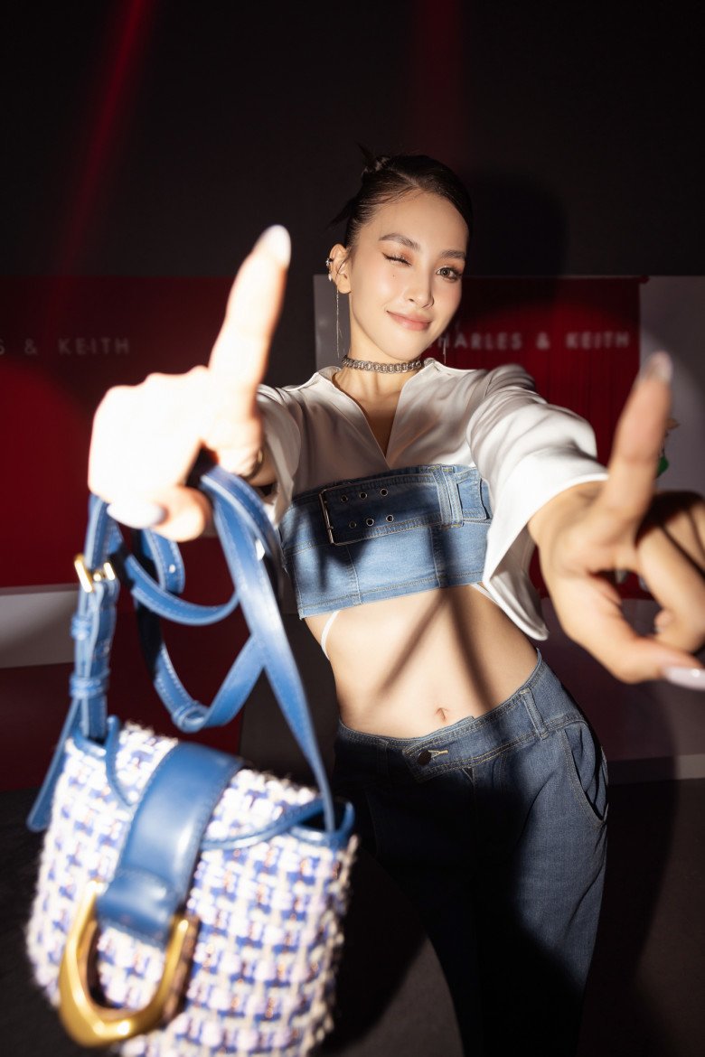 Hoa hậu Tiểu Vy khoe eo thon với chiếc áo croptop đầy phá cách. Để tô điểm cho set đồ, chân dài chọn cho mình chiếc túi ton-sur-ton outfit.