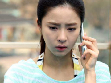 Nghe mẹ chồng gọi điện nói 1 câu, con dâu xúc động bật khóc